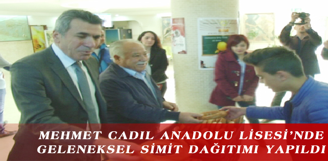 MEHMET CADIL ANADOLU LİSESİ’NDE GELENEKSEL SİMİT DAĞITIMI YAPILDI