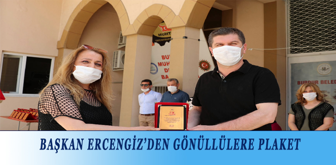 BAŞKAN ERCENGİZ’DEN GÖNÜLLÜLERE PLAKET